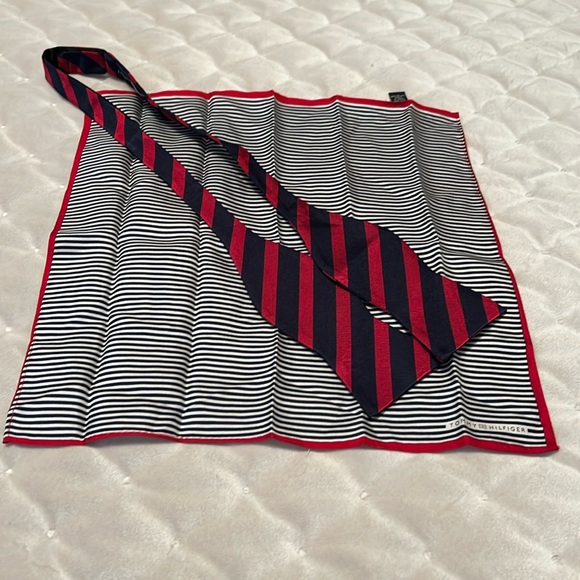 Tommy Hilfiger bow tie & Handkerchief set navy and red - Picture 2 of 9
